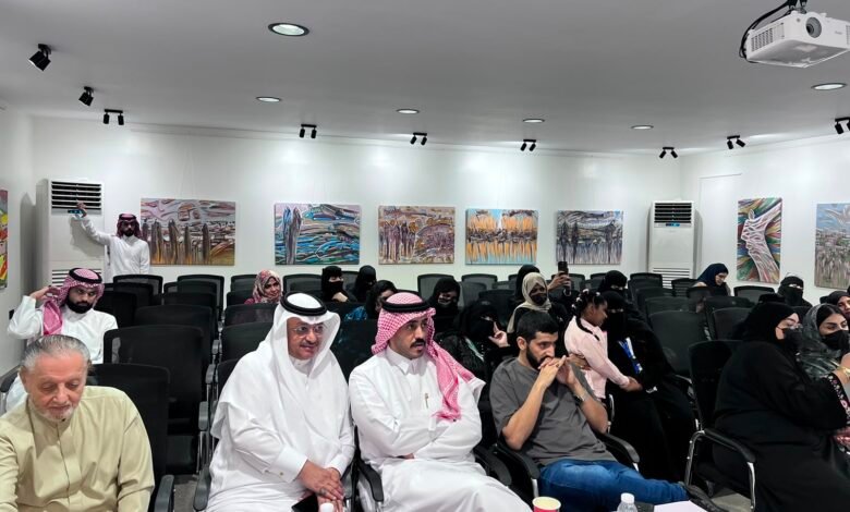 الحضور داخل قاعة مركز ينير الكون خلال ورشة فنية